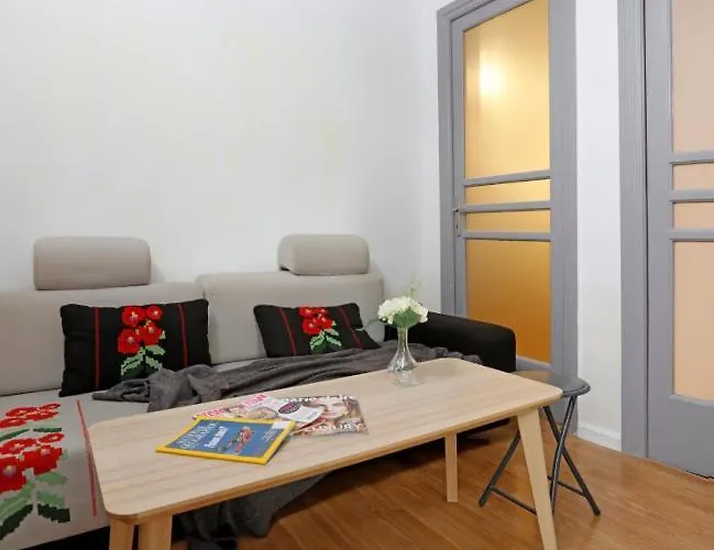 Traditional Modern 3 Bedroom In Center Bucarest