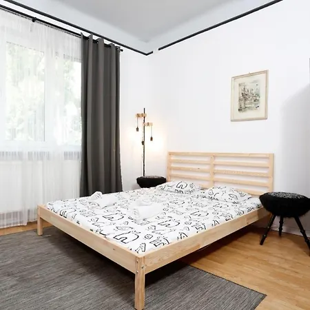 Traditional Modern 3 Bedroom In Center Bükreş