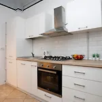 Traditional Modern 3 Bedroom In Center アパート *